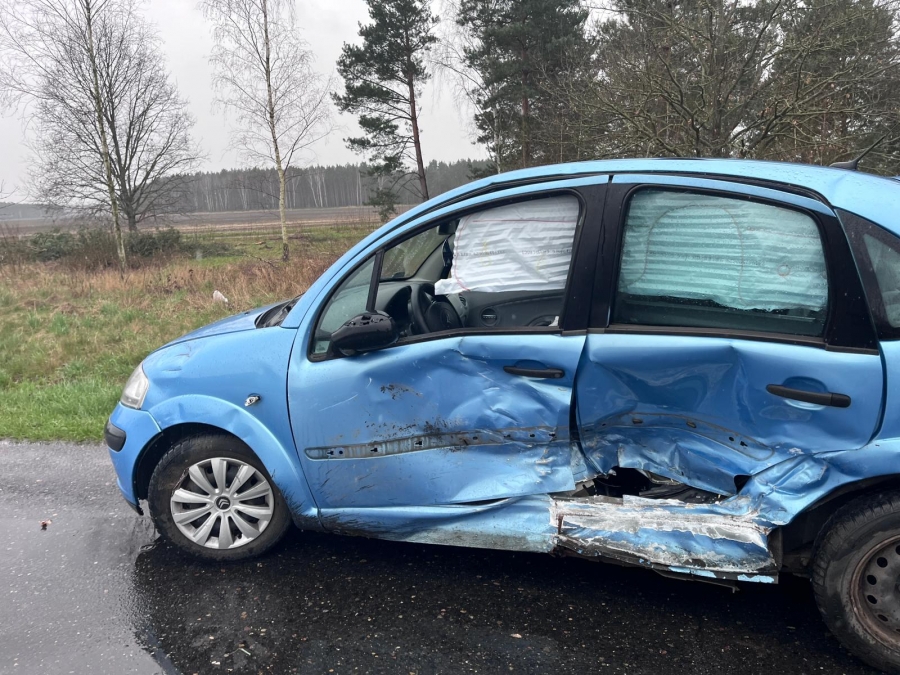 Zbaków Dolny: Kierowca Citroena C3 wpadł w Peugeota 407 (FOTO)