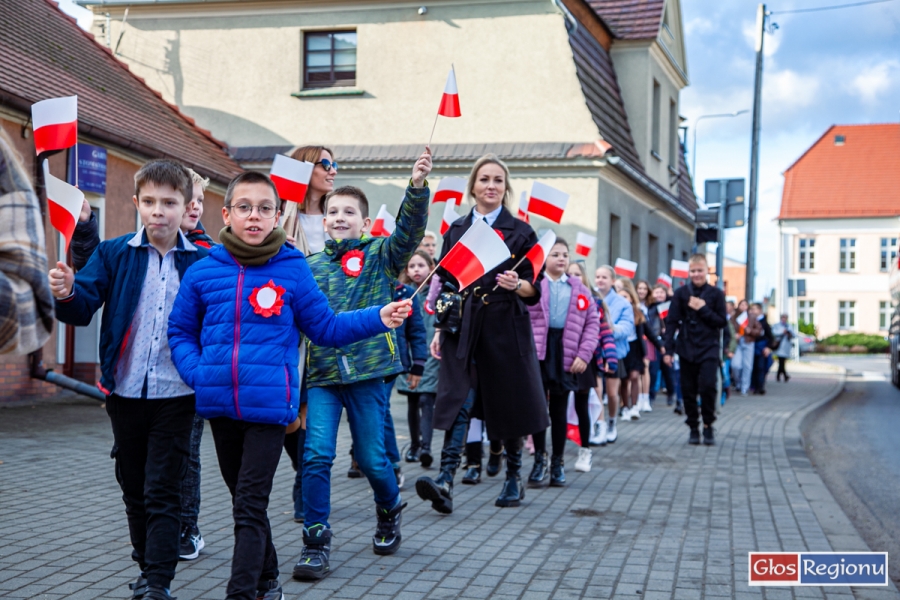 Dzieci przeszły ulicami Wschowy w patriotycznym happeningu (VIDEO)