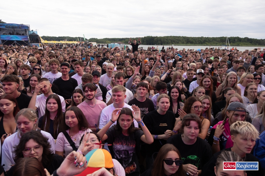 Rap Stacja ruszyła pełną parą. Festiwalowicze nie boją się deszczu [ZDJĘCIA]