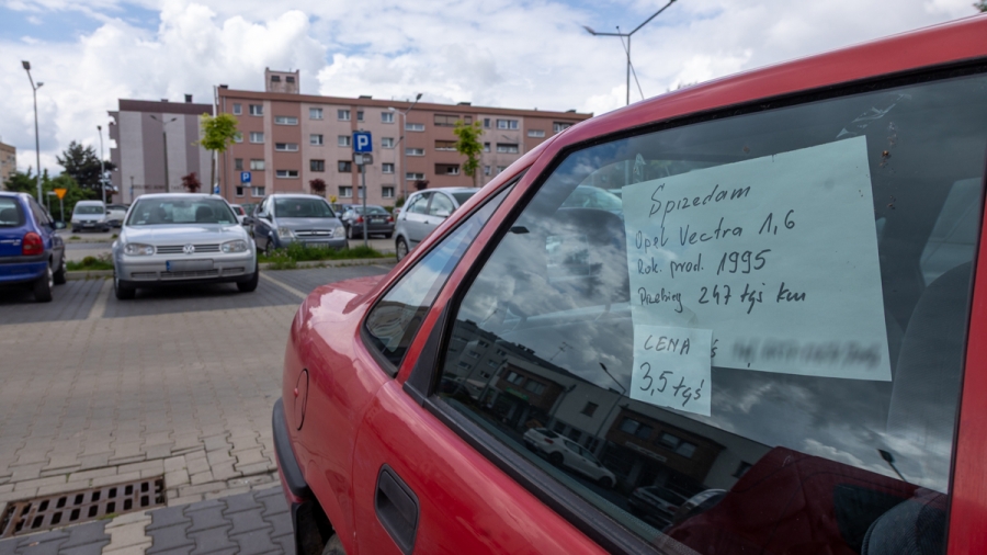 Radni mówią dość handlarzom aut na Wolsztyńskiej. Mandaty będą bolały!