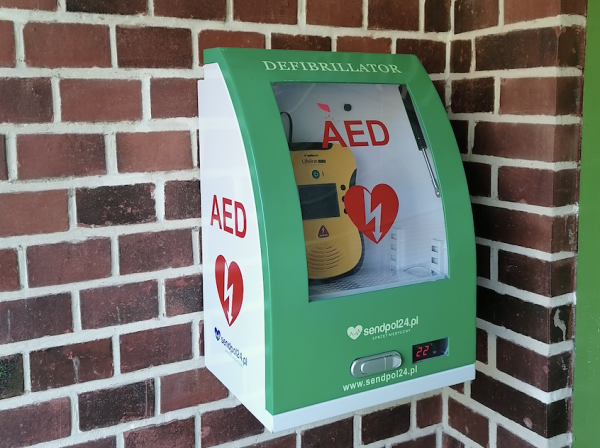 Defibrylator (AED) przy wejściu do SP 2