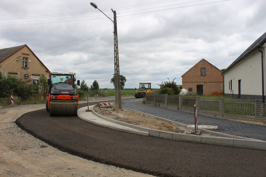 Przebudowa drogi na trasie Górczyna-Zamysłów postępuje (FOTO)