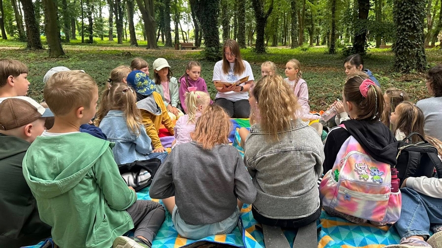 Wschowska biblioteka przeniosła baśnie do Parku Wolsztyńskiego. Dzieci malowały i wymieniały się książkami