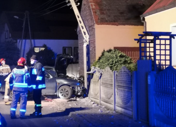 Kompletnie pijany 22-latek rozbił samochód na słupie [ZDJĘCIA]