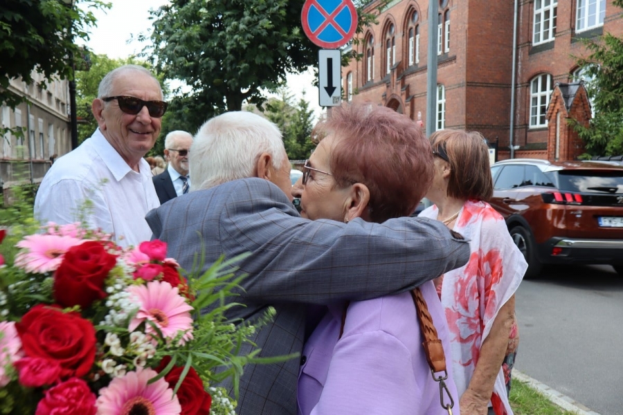 61 lat minęło. Wzruszające spotkanie absolwentów „Matura 63” w I LO we Wschowie