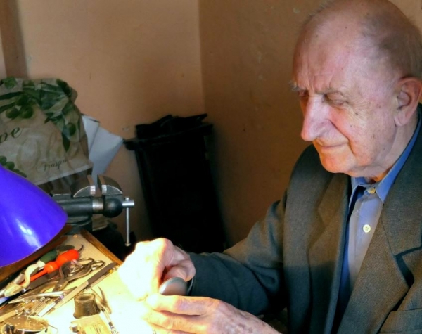 Od 60 lat prowadzi Zakład Zegarmistrzowski w Sławie