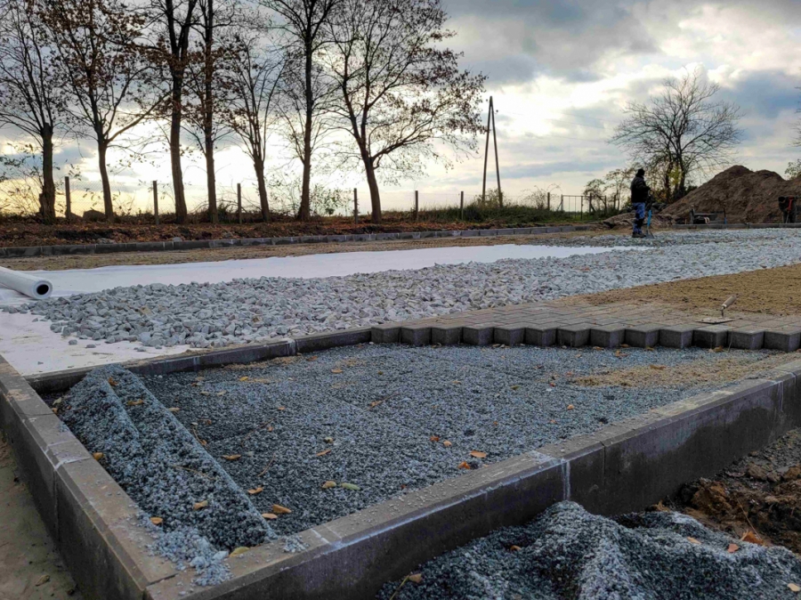 Postępuje budowa boiska wielofunkcyjnego przy Szkole w Jędrzychowicach (FOTO)
