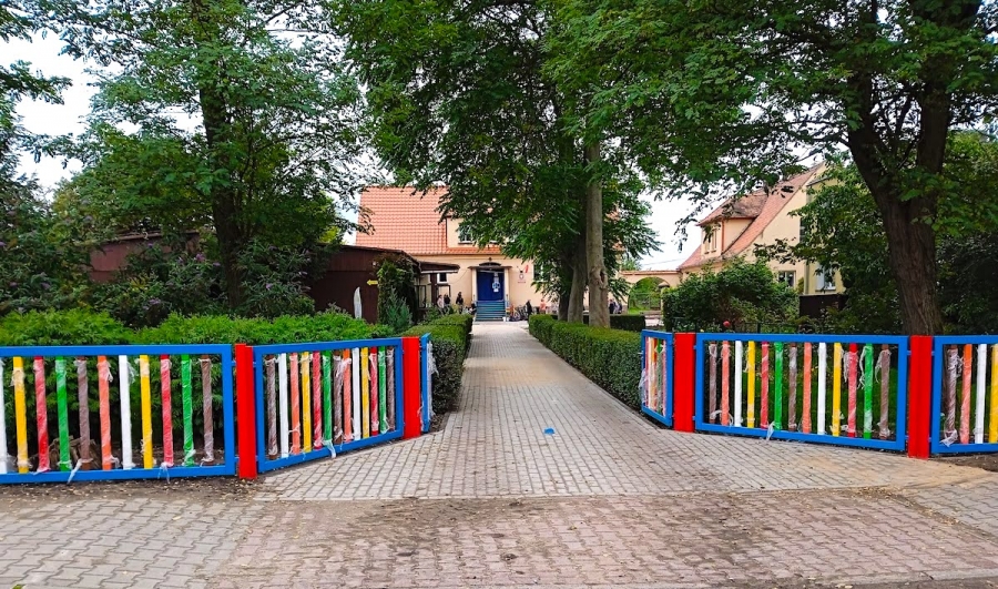 Szkoła w Jędrzychowicach z nowym ogrodzeniem i utwardzonym terenem (ZDJĘCIA)