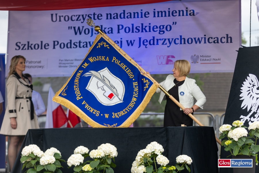 Uroczyste nadanie sztandaru i imienia Wojska Polskiego dla Szkoły Podstawowej w Jędrzychowicach