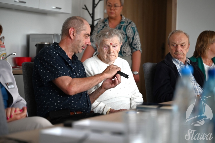 Seniorzy ze Sławy otrzymali opaski bezpieczeństwa
