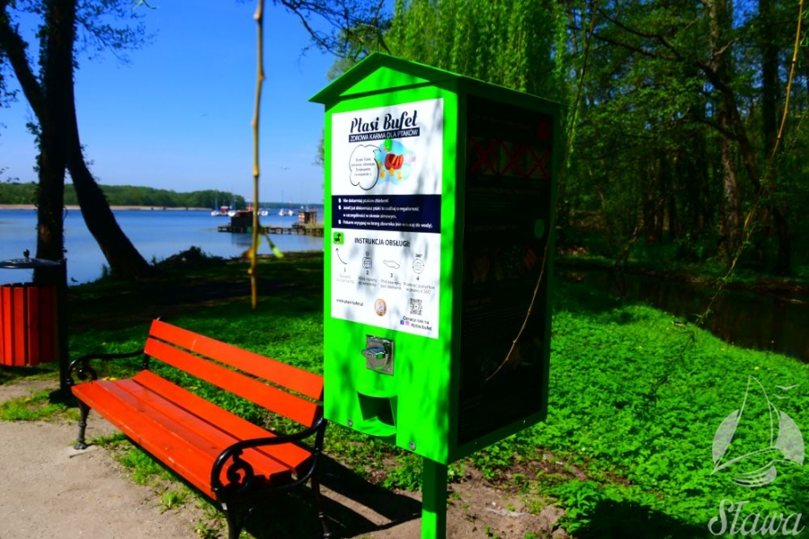 Ptasie Bufety w Parku Miejskim w Sławie: Nowoczesne automaty dbające o ptaki