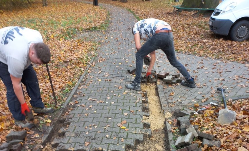 Trwa remont bieżący chodnika w Parku Górczyńskim (ZDJĘCIA)