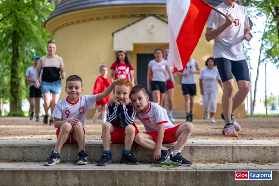 Bieg patriotyczny w Parku Wolsztyńskim. Uczestnicy w barwach narodowych uczcili Dzień Flagi