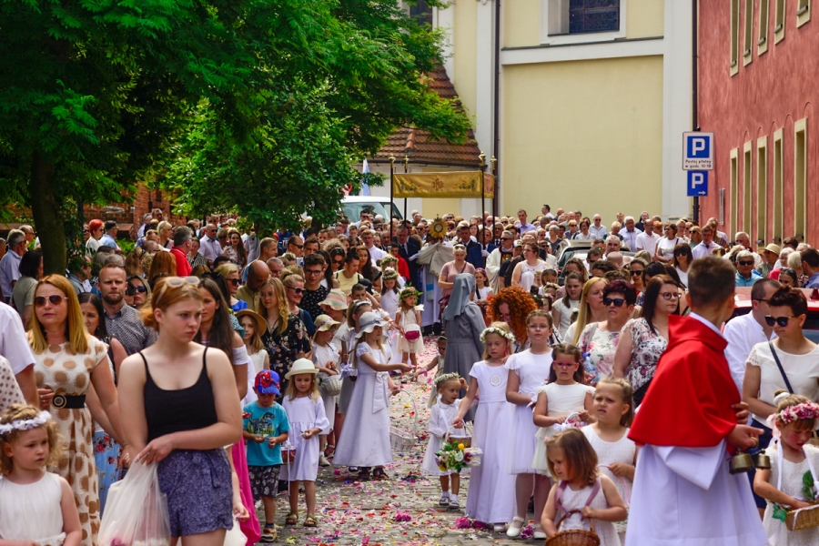 Boże Ciało Wschowa 2023. Setki wiernych przeszło ulicami w procesji (FOTO)