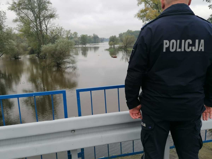 Wschowscy policjanci monitorują stan rzek. Starosta zwołał zespół zarządzania kryzysowego