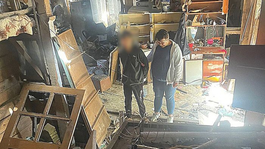 Policjanci odzyskali skradzioną elektronikę. Łupy były ukryte pod podłogą