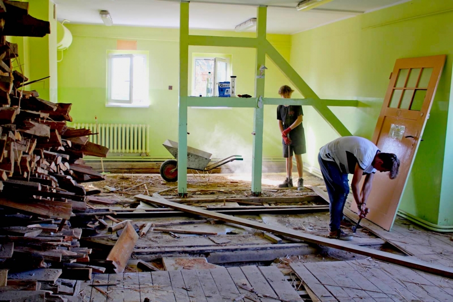 Trwa remont budynku po dawnej Szkole Podstawowej w Siedlnicy (ZDJĘCIA)