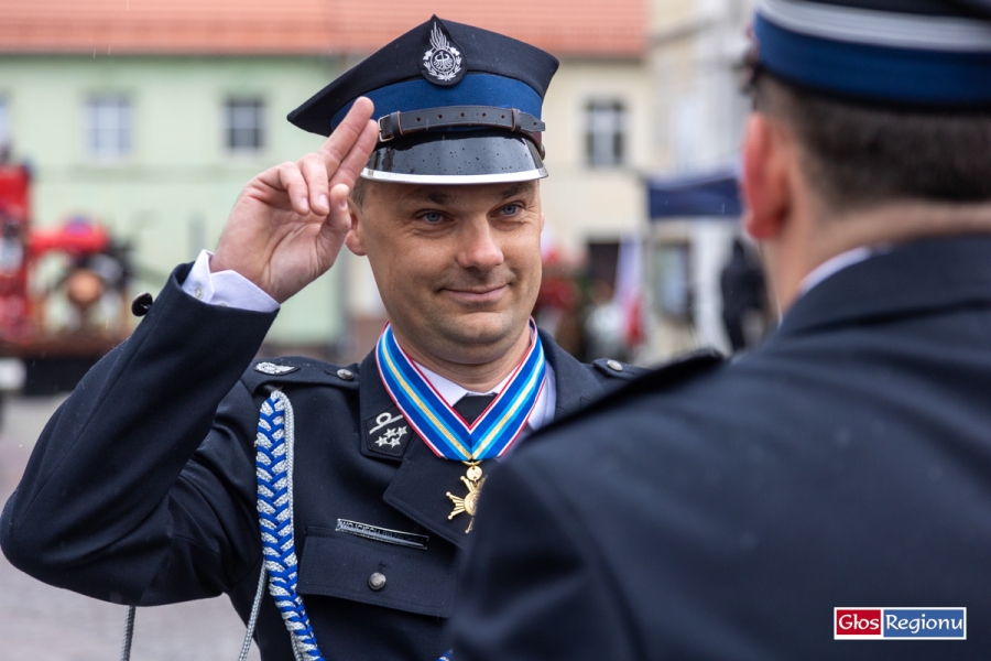 Policjant i druh Wojciech Brzechwa uratował życie mężczyzny na parkingu w Sławie