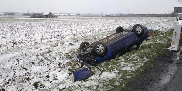 Pierwszy śnieg, dwie kolizje na drodze. Bądźmy ostrożni! 