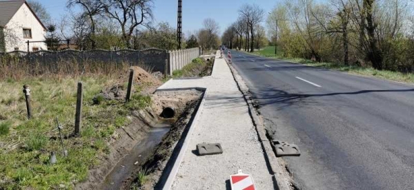 Kolejny etap budowy chodnika