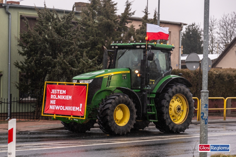 Rolnicy blokują drogi w proteście. Przez Wschowę przejechały kolumny ciągników (VIDEO)
