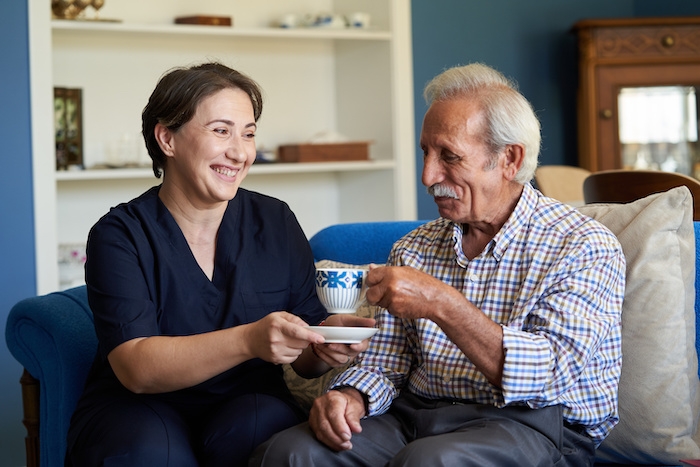 Jakie kwalifikacje powinna mieć opiekunka osób starszych?