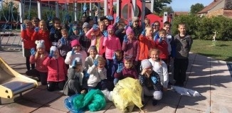Dzieci zbierały śmieci