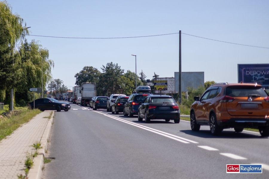 Kolizja trzech busów. Kierowca ze Wschowy najechał na mercedesa