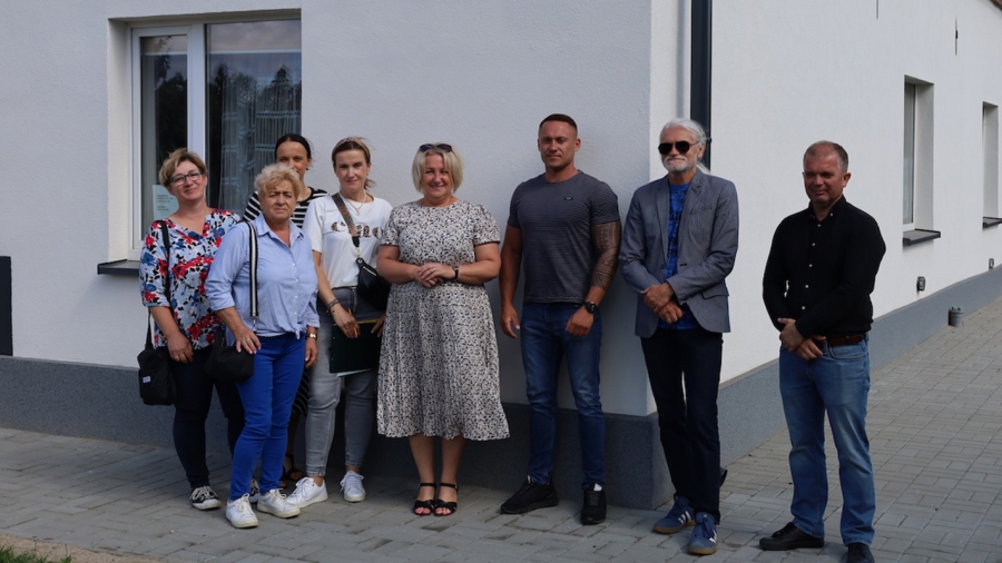 Zakończono remont świetlicy w Starych Drzewcach. Budynek zyskał nowy dach i elewację [FOTO]