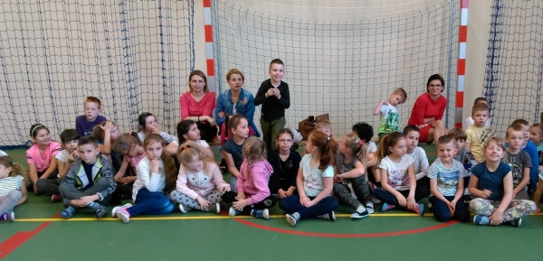 Dzieci z gminy Wolsztyn zaprezentowały się podczas apelu z okazji Dnia Ziemi