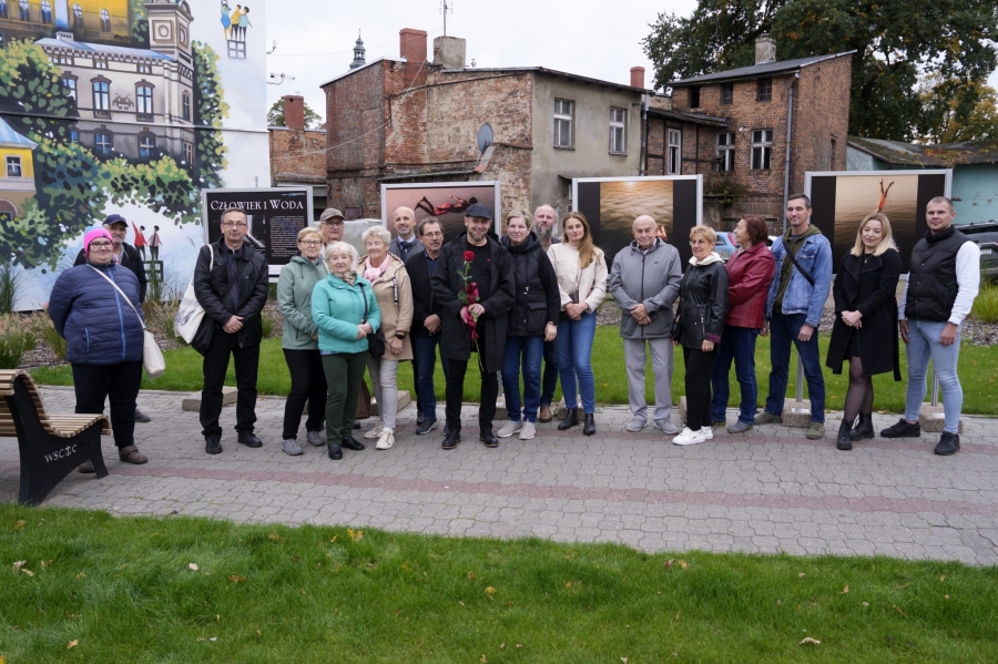 Wystawa fotografii Adama Śliwińskiego odsłonięta. „Człowiek i woda”