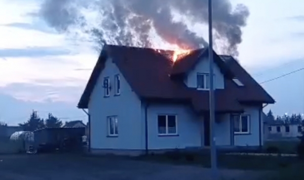 Tak wyglądał pożar domu w Lasocicach, zanim pojawili się strażacy! [FILM]