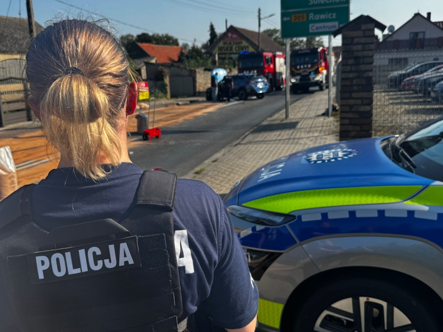 Kolizja na DK12 we Wschowie. Kierowca Subaru wjechał w ciężarówkę, wylała się ropa