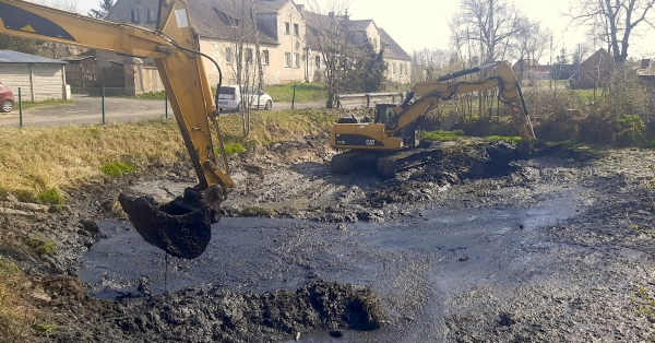Trwają prace związane z oczyszczaniem zbiorników wodnych w gminie Szlichtyngowa (ZDJĘCIA)